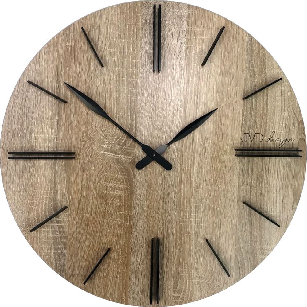 Reloj de pared redondo con aspecto de madera, manecillas negras e índices de trazo, logo JVD