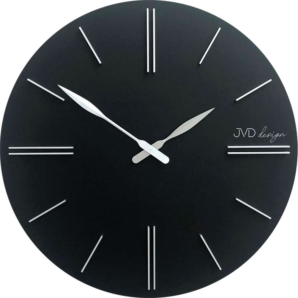 Reloj de pared redondo de plástico, oscuro con manecillas y marcas de índice blancas, logo JVD