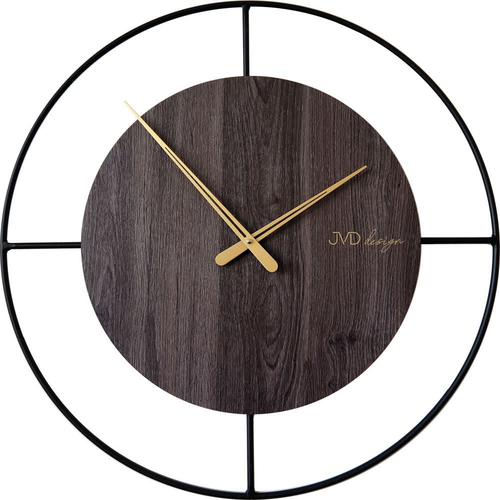Reloj de pared con esfera de madera marrón oscuro, marco de metal negro y manecillas doradas