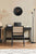 Reloj de pared JVD en la pared con esfera negra y detalles en rojo