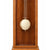 Reloj de pie de madera con péndulo en la parte frontal de la puerta cerrada