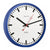 Reloj de pared en detalle: esfera blanca con borde azul, manecillas rojas y marcas negras