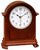 Reloj de mesa de madera con esfera redonda y manecillas doradas, marco curvo