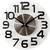 "Reloj de pared redondo con esfera blanca, números negros e manecillas negras"