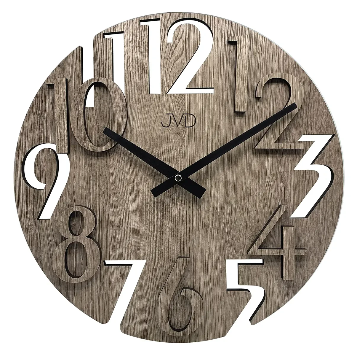 Reloj de pared redondo de madera con números grandes, manecillas negras y logo JVD