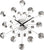 Reloj de pared moderno con esfera redonda y texto de cuarzo, rodeado de esferas de cristal