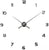 Reloj de pared con esfera blanca y manecillas negras en forma de cruz