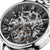 Reloj de hombre con esfera negra y movimiento automático visible, caja de acero inoxidable