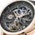 Esfera de reloj para hombre con indicador de fases lunares y movimiento automático visible en bisel de oro rosa