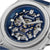 Reloj de hombre, vista de cerca, esfera esqueleto con inscripción Ingersoll, automático, acero inoxidable