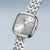 "Reloj de mujer con caja plateada y esfera clara, brazalete de metal plateado"