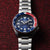 Reloj de hombre con esfera azul, bisel Pepsi, corona de tornillo y brazalete de acero inoxidable
