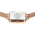 "Reloj de mujer con caja rectangular, fondo de cristal transparente con grabado y correa Milanesa"