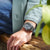Reloj de hombre en la muñeca con esfera azul y correa de acero inoxidable