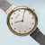 "Reloj de mujer con estampado BERING, esfera blanca, bisel dorado y pulsera milanesa"