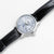 "Reloj de hombre con caja plateada, esfera plateada y correa de cuero negra, en ángulo"