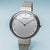 "Reloj de mujer con esfera redonda plateada, caja de acero inoxidable y pulsera milanesa"