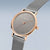 Bering reloj de mujer, vista frontal, con bisel en oro rosa, esfera gris e índices de bastón