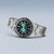 Pulsera de hombre en vista de 3/4, esfera verde, bisel negro y brazalete de metal