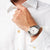 Reloj de pulsera SEIKO para hombre en la muñeca con correa de acero inoxidable plateada y esfera blanca