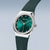 "Reloj de mujer con caja redonda plateada, esfera verde y correa verde"