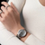 Reloj Bering para mujer en la muñeca con correa milanesa plateada y esfera gris
