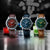 "Tres relojes de hombre con caja redonda, esfera verde y correa de cuero"