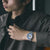 Reloj de pulsera Seiko para hombre en la muñeca, con brazalete de metal y esfera digital azul