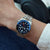 Reloj Seiko 5 Sports para hombre en la muñeca, esfera azul, correa de metal
