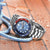 Reloj de buceo Seiko Prospex con esfera azul, bisel rojo y brazalete de acero inoxidable.