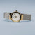 "Reloj de mujer con pulsera milanesa plateada y laterales dorados, esfera blanca"