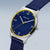 Primer plano de reloj para hombre: esfera azul, bisel plateado, correa de tela azul