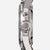 Pulsera de hombre en el lateral: caja plateada con corona y pulsador