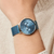 Reloj de pulsera para hombre en la muñeca: esfera azul y correa de malla milanesa azul con cierre