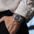 Reloj Seiko Presage para hombre en la muñeca, esfera azul, correa de metal