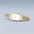"Reloj de mujer con caja rectangular y esfera blanca en brazalete milanés dorado."