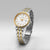 Seiko reloj de mujer de lado: caja redonda, esfera blanca, pulsera de acero bicolor