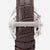 Reloj Seiko para hombre con correa de cuero marrón y hebilla, vista de cerca con el logo de SEIKO