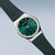 "Reloj de mujer con esfera verde, manecillas plateadas y brazalete milanés verde"