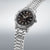 Reloj Seiko para hombre de perfil con esfera negra y pulsera de acero inoxidable plateado