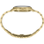 Pulsera de hombre con correa de acero inoxidable en tono dorado, fondo de caja visible y detalles de eslabones.