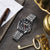 Reloj Seiko para hombre sobre base: pulsera de acero inoxidable plateada, esfera negra con GMT