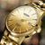 Reloj de pulsera SEIKO para hombre con esfera dorada, índices de barra y ventana de fecha a las 6