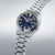 Reloj Seiko 5 Sports para hombre en vista lateral: esfera azul y brazalete de acero inoxidable