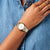 Reloj Seiko para mujer en la muñeca: esfera blanca y correa de metal bicolor