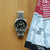 Reloj Seiko para hombre en papel: correa de acero inoxidable plateado, bisel negro con números