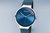 Pulsera con esfera azul, caja plateada y correa milanesa azul
