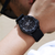 Reloj Seiko 5 Sports para hombre en la muñeca, correa de tela negra y esfera negra