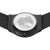 Parte posterior de un reloj para hombre: grabado plateado en fondo redondo y correa de malla negra