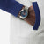 Reloj de hombre en la muñeca: esfera azul, pulsera de acero inoxidable plateado, cronógrafo